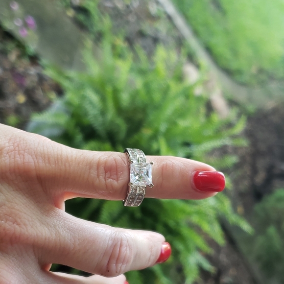 1 carat  Wedding or Engagement Ring - Picture 4 of 4